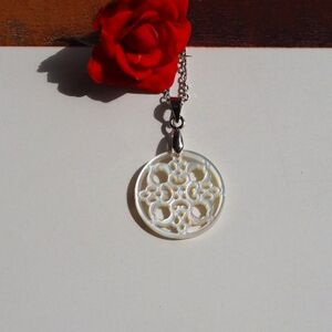 白蝶貝「大極門の錺金具」ペンダント