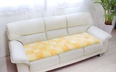 奈良 (株)マスダ製 ムートン長座布団 チェック柄 イエロー 40cm×120cm/ ムートン 羊毛皮 羊毛 スプリングラム 100%使用 座布団 ラグ インテリア オールシーズン 通年 贈り物 プレゼント 誕生日 記念日 株式会社マスダ 奈良県 宇陀市 ふるさと納税