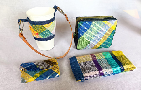 [思いやり型返礼品]さをり織り お出かけセット(カード入れ・ドリンクホルダー・バネ口ケース・スクエアポーチ) 障がい者支援 福祉作業所