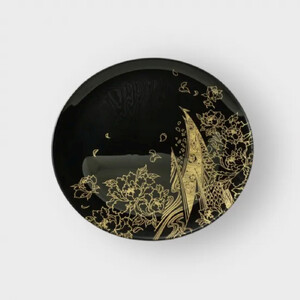 丸小皿 登り孔雀 漆黒(金) [NF157]