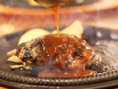 贅沢グルメを味わえる熊野牛「生」ハンバーグ10個セット（特製ソース・スパイス付） 【SW1】