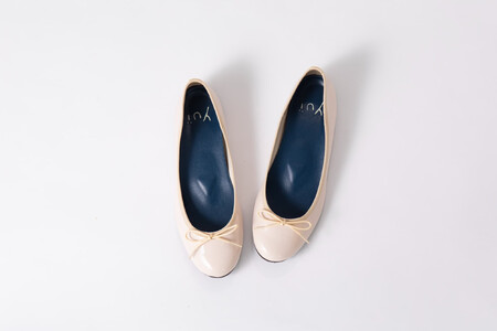 美脚に導く骨盤ケアシューズyui エナメル アイボリー【サイズ26.0cm】