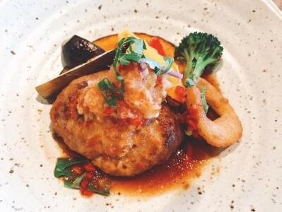 贅沢グルメを味わえる熊野牛「生」ハンバーグ10個セット(特製ソース・スパイス付) [SW1]