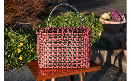 三朝町のラーメン屋「大八」のPPバンド手作りかごバッグ(フタ・手作りストラップ付)ブラック・レッド(2色)