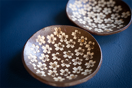 [日展入選作家]桜の花びらが風情豊かな「さくら金彩取り皿」2枚