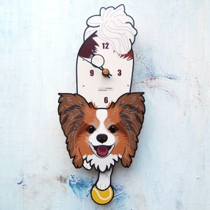 パピヨン茶白-03-犬の振り子時計(手に持たせるものを15種類の中から選べる) C