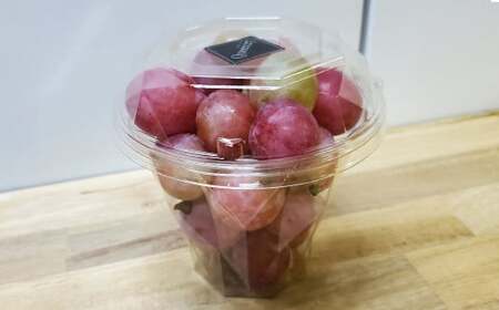 [種なし] 岡山県産 クイーンニーナ 手軽なカップタイプ 約300g × 2カップ 計約600g [2025年8月下旬〜2025年9月下旬発送予定] / ぶどう ブドウ 葡萄 大粒 種なし 無し フルーツ 果物 くだもの 果実 入り お手軽