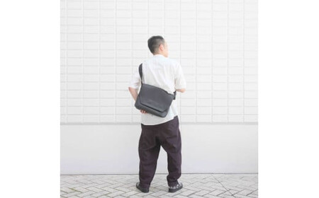 ＼年内発送／メッセンジャーバッグ C / ブラック E003C