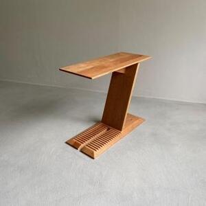 ブラックチェリー無垢材で造られたサイドテーブル(ブックスタンドとしても使用可)