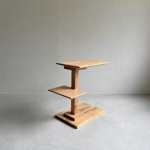 ナラ無垢材で造られたサイドテーブル(便利な中棚付)
