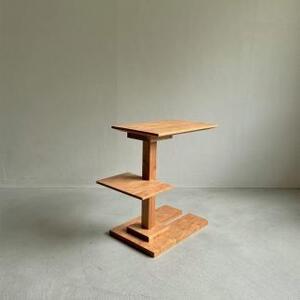 ブラックチェリー無垢材で造られたサイドテーブル(便利な中棚付)