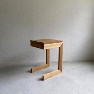 ナラ無垢材で造られたサイドテーブル(引き出し収納有)