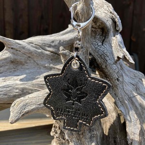 広島ジビエレザー 東広島産天然鹿革 もみじの葉 本革キーホルダー・キーリング[01ブラック]