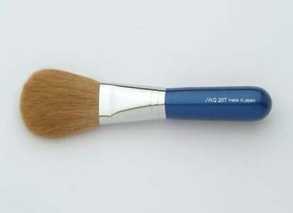 熊野化粧筆 チークブラシ(粗光峰) JWQ20 ギフトBOX(軸色:青)[メイクブラシ 化粧筆 チークブラシ 粗光峰 化粧 メイク コスメ 美容 立体感 熊野筆 伝統工芸 職人技 高級筆 ギフト 贈り物] 21-58
