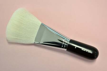 熊野化粧筆 フェイスブラシ大(粗光峰) 37[メイクブラシ 化粧筆 フェイスブラシ 粗光峰 仕上げ 立体感 透明感 熊野筆 伝統工芸 職人技 高級筆] 21-62