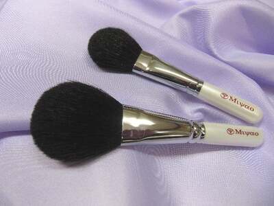 熊野化粧筆 ホワイトパール2本セット MW-95[メイクブラシ 化粧筆 フェイスブラシ チークブラシ 熊野筆 伝統工芸 職人技 高級筆 セット ギフト 贈り物] 22-10