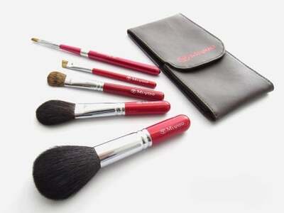 熊野化粧筆 レッドパール5本セット(ポーチ付) BR-S-2[メイクブラシ 化粧筆 フェイスブラシ チークブラシ アイシャドウブラシ 熊野筆 伝統工芸 職人技 高級筆 セット ケース ギフト 贈り物] 22-14