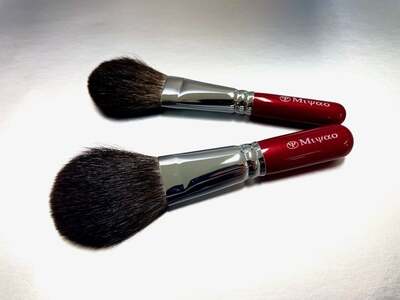 熊野化粧筆 灰リス100%ブラシ2本セット(パウダー・チーク)[メイクブラシ 化粧筆 パウダーブラシ チークブラシ 灰リス 仕上げ 立体感 熊野筆 伝統工芸 職人技 高級筆 セット] 22-25