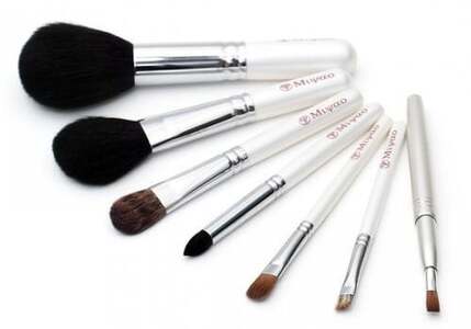 熊野化粧筆 メイクブラシ デラックス・7本セット ホワイトパール[ショート軸タイプ][メイクブラシ 化粧筆 フェイスブラシ チークブラシ アイシャドウブラシ 熊野筆 伝統工芸 職人技 高級筆 セット ギフト 贈り物] 22-26