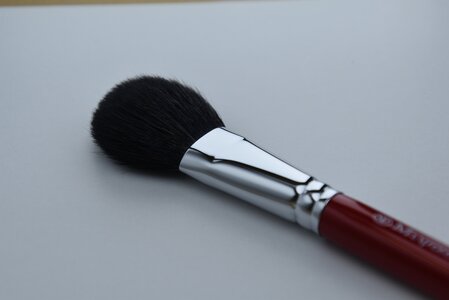 熊野化粧筆 チークパウダーブラシ 灰リス・粗光峰混毛 メイクアップブラシ[メイクブラシ 化粧筆 チークブラシ 灰リス 粗光峰 化粧 メイク コスメ 美容 立体感 熊野筆 伝統工芸 職人技 高級筆] 22-34