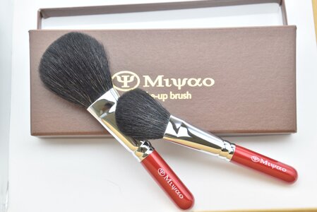 熊野化粧筆 パウダー・チークブラシ2本セット 灰リス・粗光峰混毛 メイクアップブラシ[メイクブラシ 化粧筆 パウダーブラシ チークブラシ 灰リス 粗光峰 熊野筆 伝統工芸 職人技 高級筆 セット] 22-36