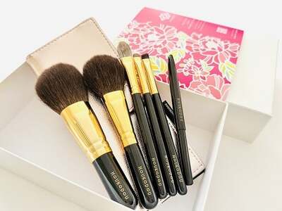 熊野化粧筆 宙プレミアム6本&ケース[メイクブラシ 化粧筆 フェイスブラシ チークブラシ アイシャドウブラシ 熊野筆 伝統工芸 職人技 高級筆 セット ケース ギフト 贈り物] 27-183