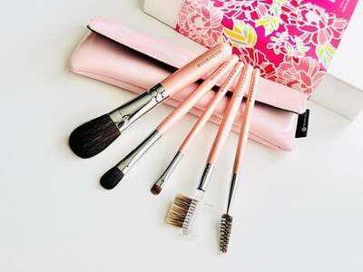 熊野化粧筆 萌5本セット&ケース[メイクブラシ 化粧筆 フェイスブラシ チークブラシ アイシャドウブラシ 熊野筆 伝統工芸 職人技 高級筆 セット ケース ギフト 贈り物] 27-188