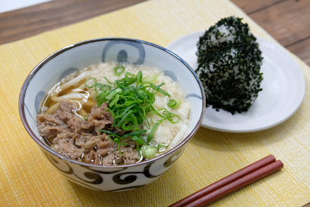 ふるさと萩の味「どんどん」の肉うどん8人前セット わかめむすびの素付き|HGH00006