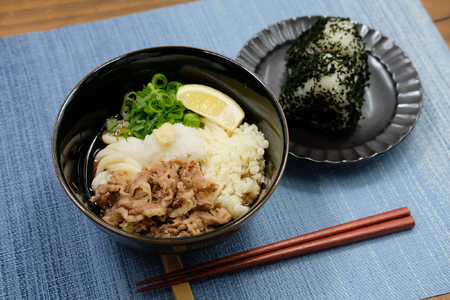ふるさと萩の味「どんどん」の肉うどんと肉ぶっかけうどん各4人前セット(全8食分) わかめむすびの素付き|HGH00013