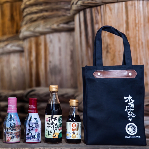 木桶で仕込む地産醤油 しょうゆ ・ ぽん酢 ・ 玉子かけ ・ 防府天満宮コラボ ・ トートバッグじゃけーねセット 桑田醤油有限会社 山口県 防府市 A-F35 醤油 詰め合わせ 調味料 ぽん酢 ギフト 木桶仕込み 天然醸造 トートバッグ 甘口 濃厚 ご当地