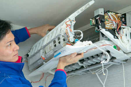 壁掛け おそうじ機能付きエアコン クリーニング