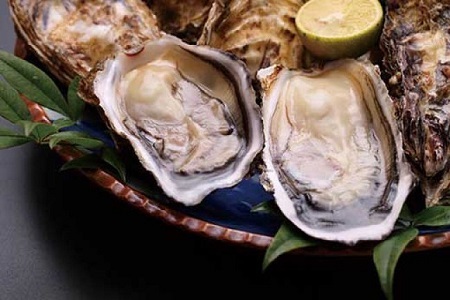 ★期間限定★手のひらサイズで開けやすい！天然！殻付き岩牡蠣　7個【先行受付開始！2025年5月12日以降のお届け】