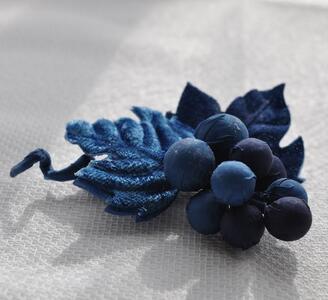藍染花のコサージュ ぶどう