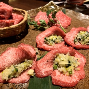 [ふるさと納税] 葱塩牛タン 牛タンスライス 500g 毎月お届け(全3回) [ スライスタン 葱塩 ネギ 牛たん 焼肉 焼き肉 ステーキ 牛肉 焼肉 用 タン タン 味付け 本格 人気 ランキング 贅沢ギフト 返礼品 三豊市 送料無料 行天食品]