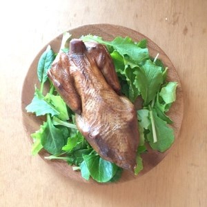 放し飼い鶏のスモークチキン700g前後_惣菜・加工品 燻製（スモーク）  _【配送不可地域：離島】【1006097】