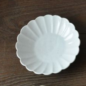 砥部焼 菊型皿セット(直径約17cm×2枚) 白 [ふるさと納税 人気 おすすめ ランキング 食器 皿 お皿 砥部焼 おさら 陶芸 和食 洋食 手作り おしゃれ かわいい 愛媛県 伊方町 送料無料] IKTS011-1