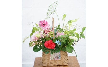 [3回定期便]季節の生花バスケットフラワーM / お花 フラワー アレンジメント バスケット そのまま飾れる 作家 手作り カゴバッグ 旬の生花 定期便 ナチュラル インテリア お祝い 高知市[株式会社tomoni][ATCG053]