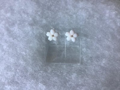 桜ドロップ ピアス/白珊瑚