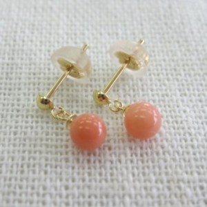 珊瑚職人館の珊瑚ピアス（p4）