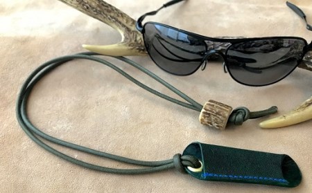 鹿革のホルダー[深緑]眼鏡かけ ペンホルダー メガメチェーン ストラップ 革小物 レザー アクセサリー[R00449]
