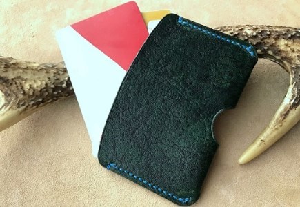 鹿革のカードケース -深緑-(シンプル小さめ)革小物 革製品 レザー ハンドメイド レザークラフト グリーン お洒落 おしゃれ 小物 定期入れ 免許証 ケース ギフト タンニン 鞣し[R00590]