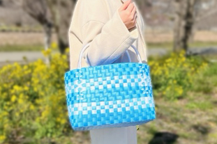 文子さんのテープかごバッグ(青×白)
