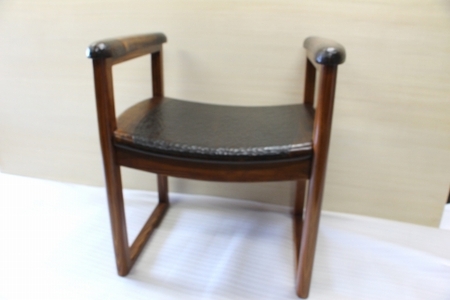 漆塗り触れ合い椅子(背なし)