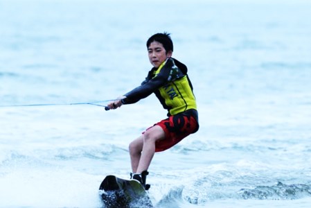 [長井浜公園で遊ぼう]水上スキー・ウェイクボード体験プラン