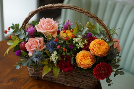 季節の生花のフラワーアレンジメント：B270-001