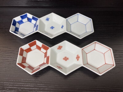 伊万里焼 市線花(青・赤)亀甲三品盛