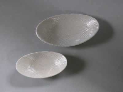 [伊万里焼]市川冬山窯「虹彩磁波彫り楕円皿 大・小セット」