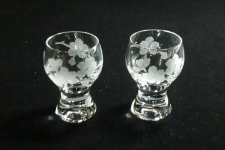 桜 台付酒グラス(2個入)[お酒 グラス 桜 クリスタル ギフト 御祝 記念日 桐箱入り] K024053