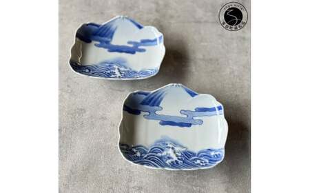 有田焼 染付霊峰富士に波濤文 小向付 2枚セット[有田焼 花伝作]食器 器 うつわ 皿 和皿 小皿 取皿 2枚 セット 富士山 富士 縁起物 染付 青 手描き 電子レンジ対応