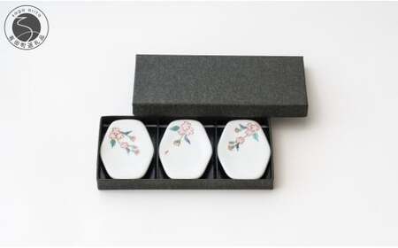 有田焼 桜花文様 箸置き 3個組[肥前赤絵窯元 鷹巣]手描き 白磁 陶磁器 伝統工芸 伝統柄